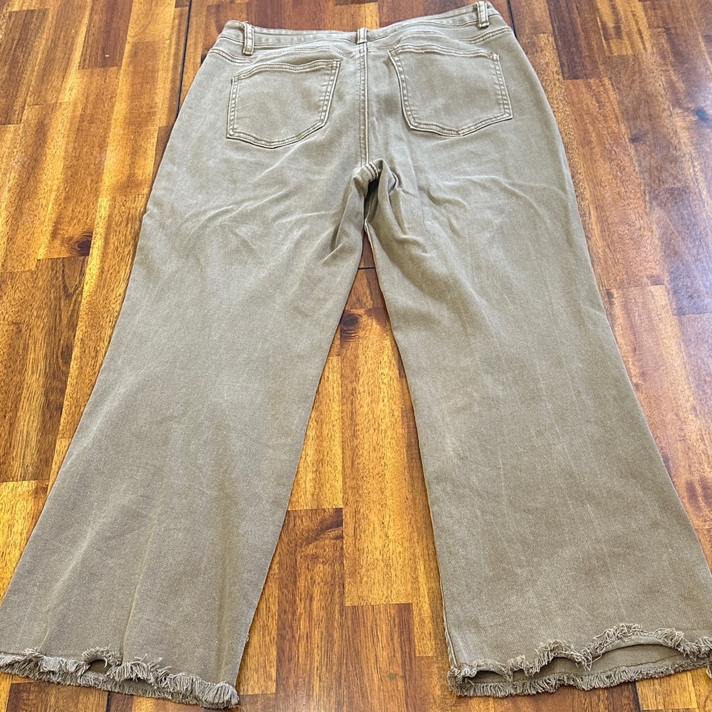Women Size L Zeanna frayed bottom pants.